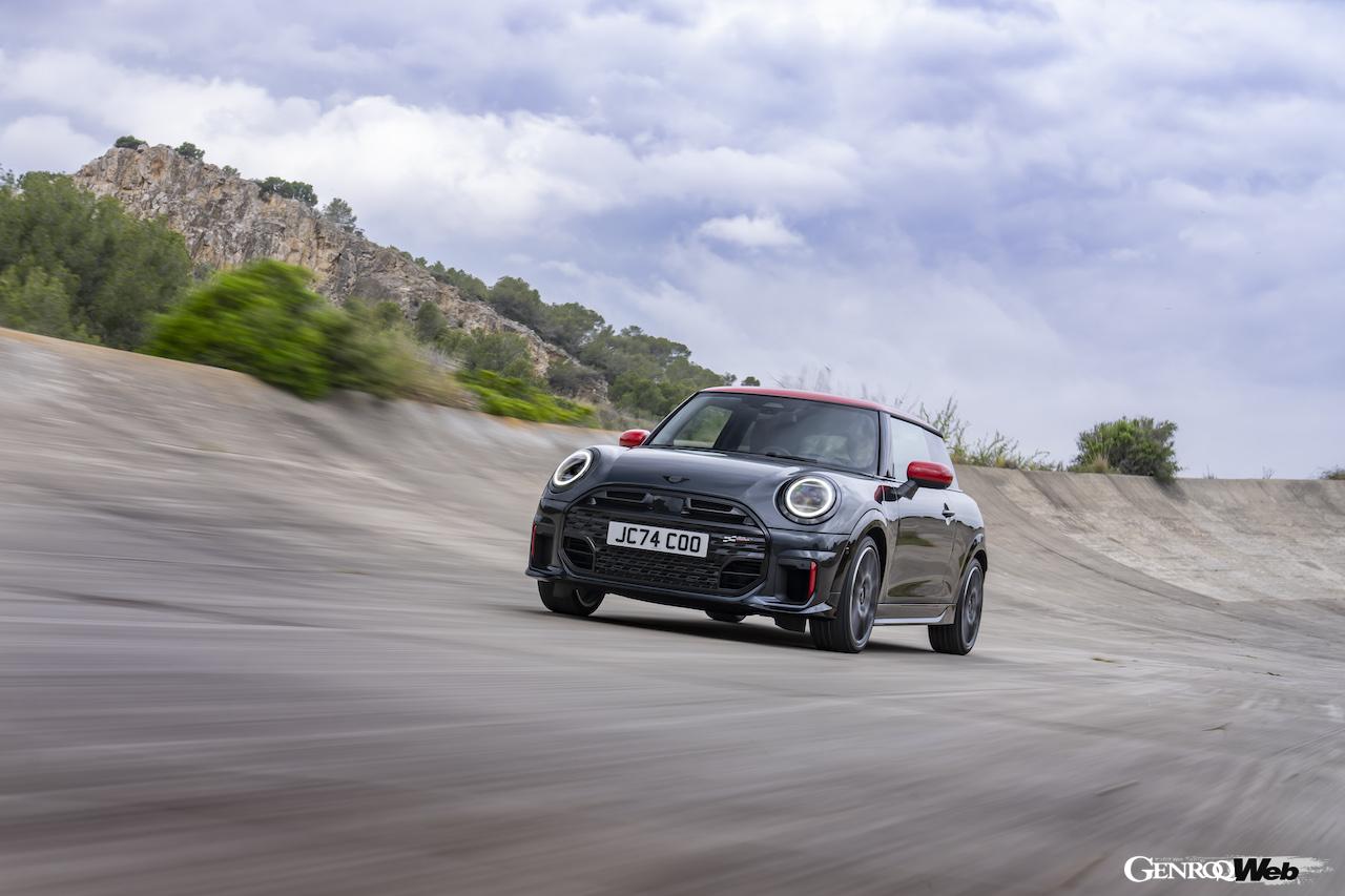 新型「MINI ジョン クーパー ワークス」の走行シーン。