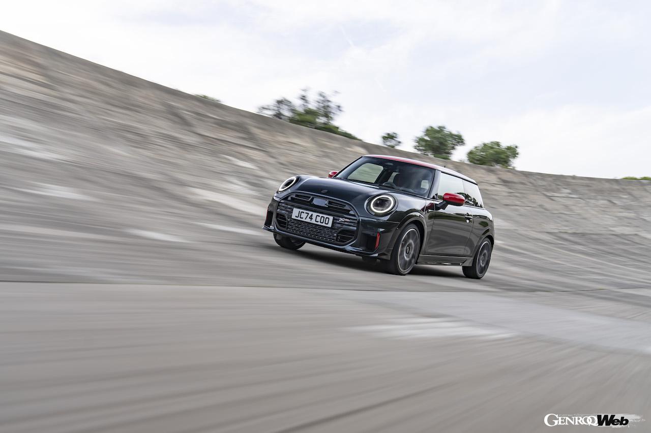 新型「MINI ジョン クーパー ワークス」の走行シーン。