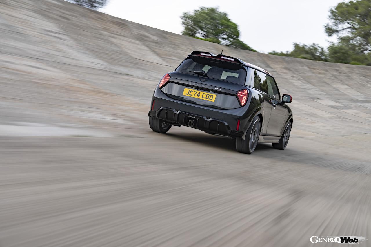 新型「MINI ジョン クーパー ワークス」の走行シーン。