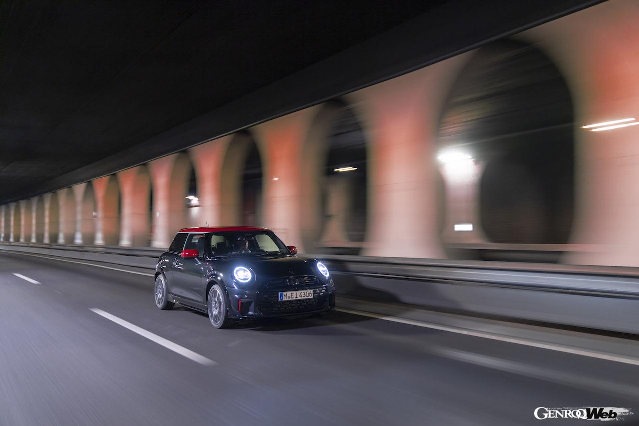 新型「MINI ジョン クーパー ワークス」の走行シーン。