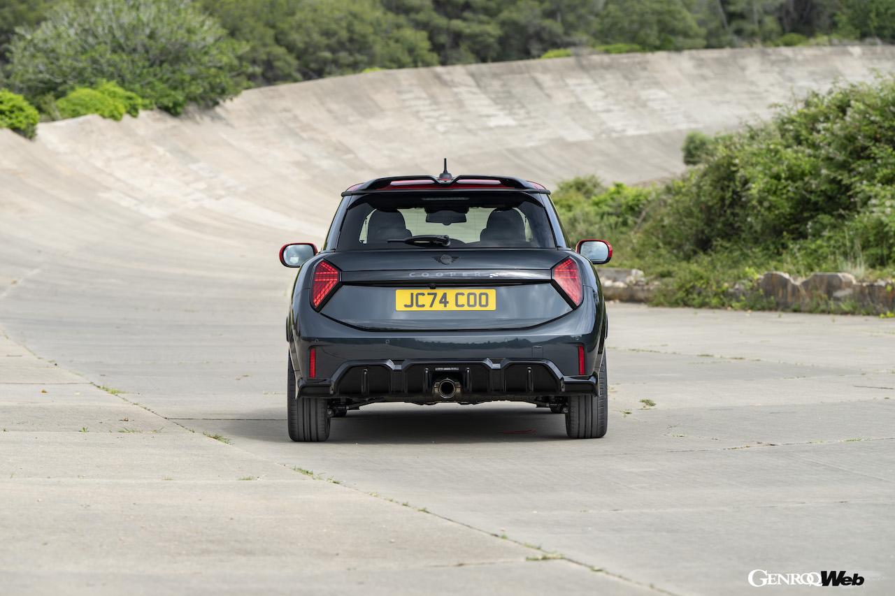 新型「MINI ジョン クーパー ワークス」のエクステリア。