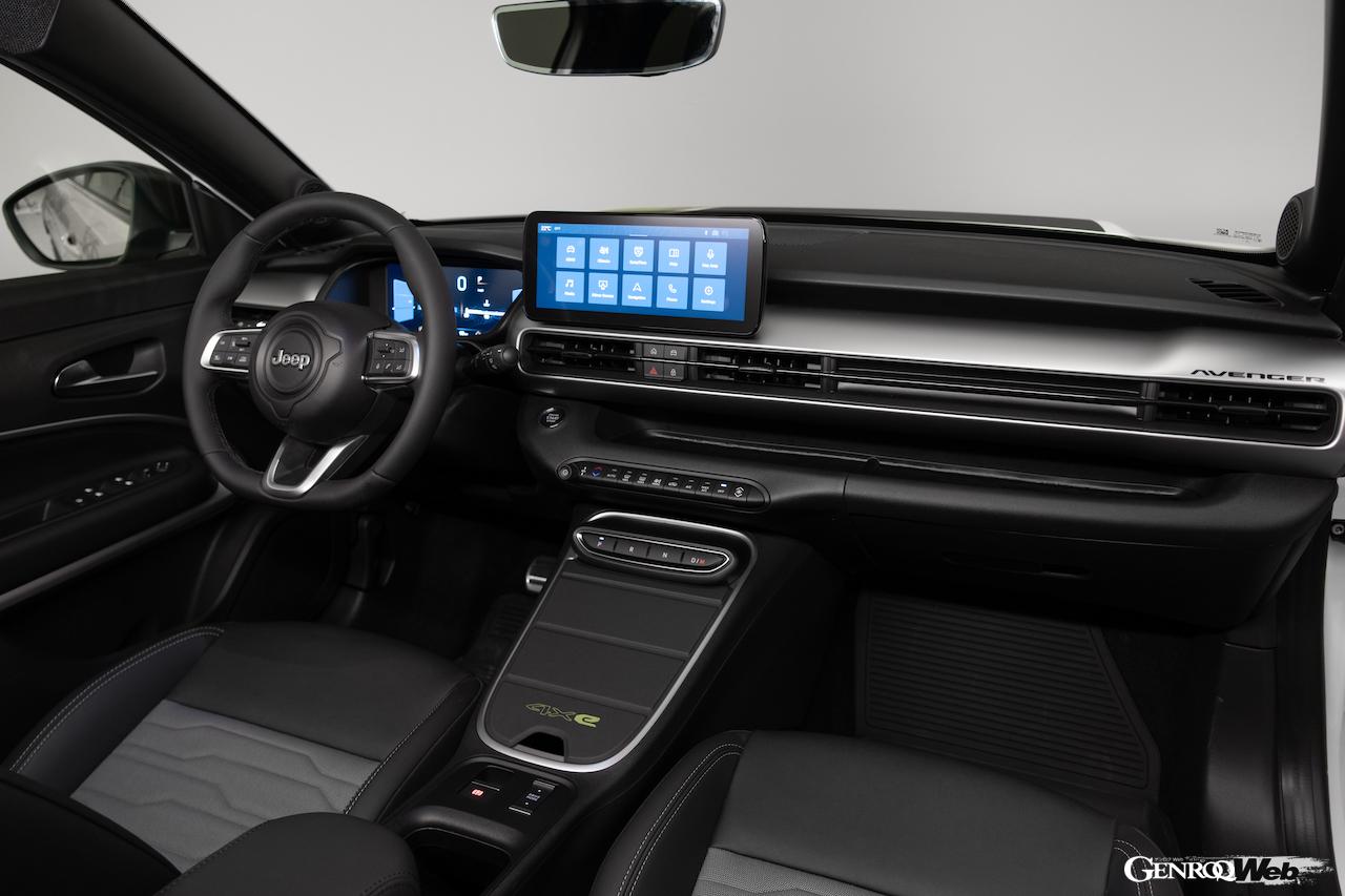 48Vマイルドハイブリッドを搭載する「ジープ アヴェンジャー 4xe」のインテリア。