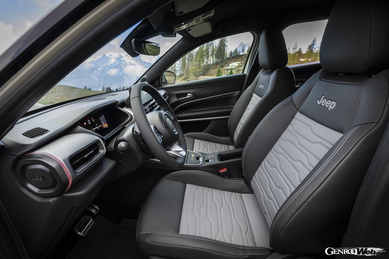 48Vマイルドハイブリッドを搭載する「ジープ アヴェンジャー 4xe」のインテリア。