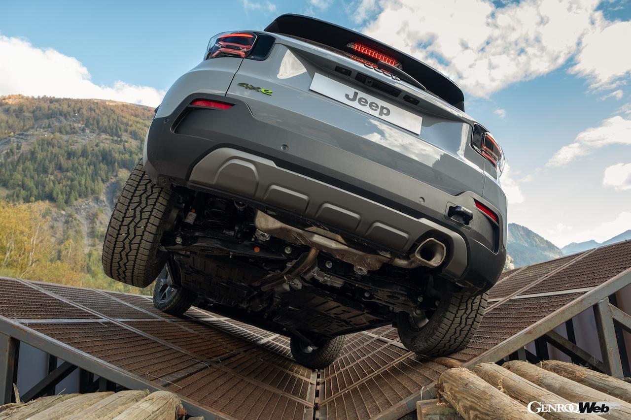 「ジープ アヴェンジャー 4xe ザ・ノースフェイス・エディション」の走行シーン。