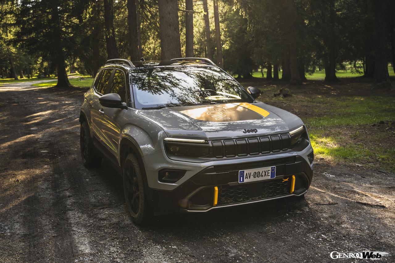 「ジープ アヴェンジャー 4xe ザ・ノースフェイス・エディション」の走行シーン。