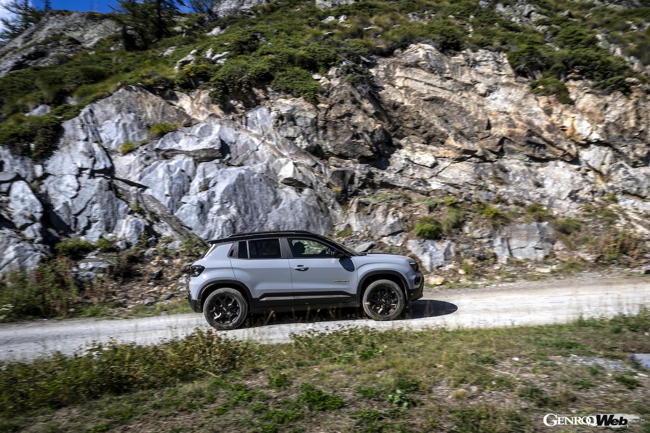 「ジープ アヴェンジャー 4xe ザ・ノースフェイス・エディション」の走行シーン。