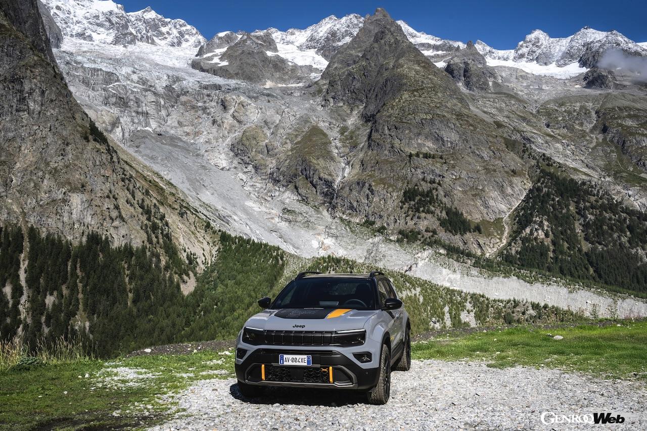 「ジープ アヴェンジャー 4xe ザ・ノースフェイス・エディション」の走行シーン。