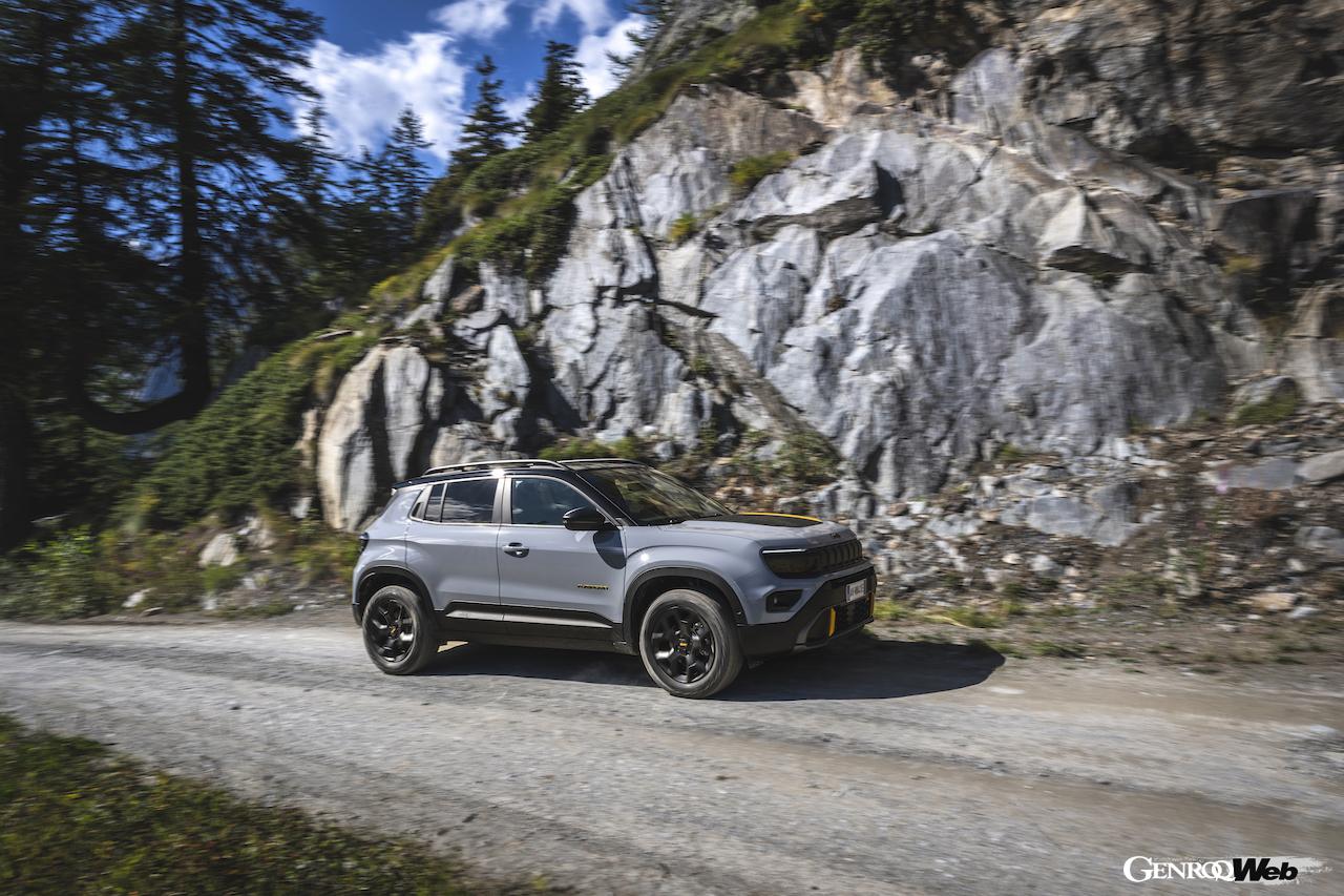 「ジープ アヴェンジャー 4xe ザ・ノースフェイス・エディション」の走行シーン。