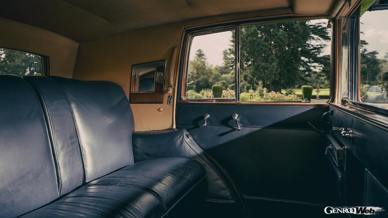 敵役のオーリック・ゴールドフィンガーが所有する1937年型「ロールス・ロイス ファントムIII セダンカ ド・ヴィル。