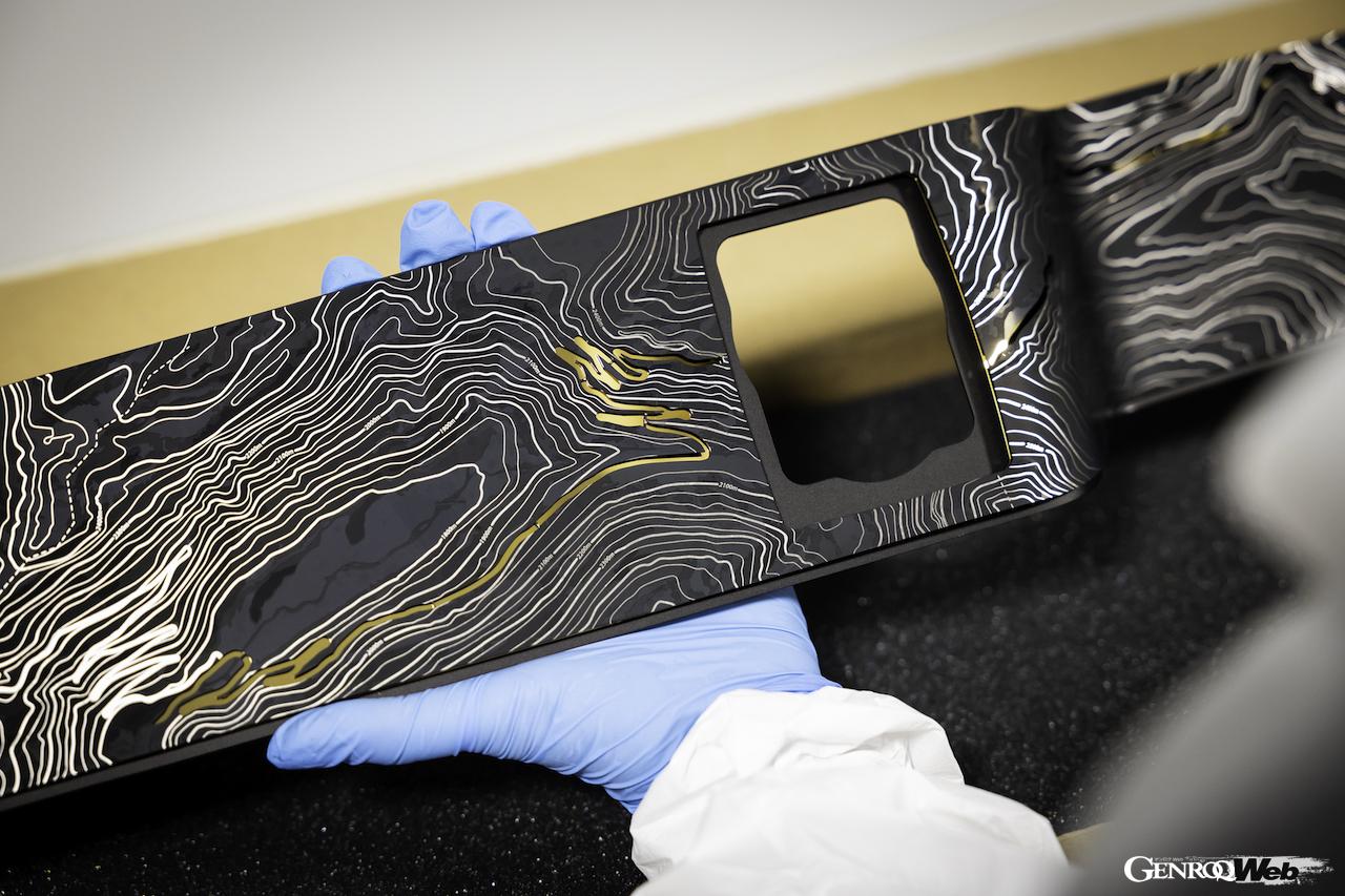 インスツルメントパネルには、作品の舞台となったフルカ峠の等高線をイメージしたアートワークが施された。