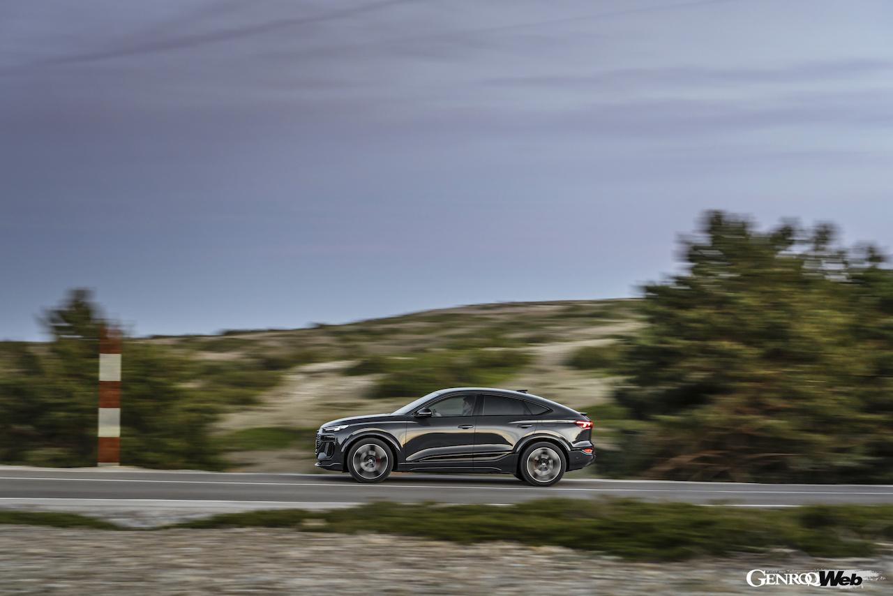 「アウディQ6 スポーツバック e-tron」の走行シーン。