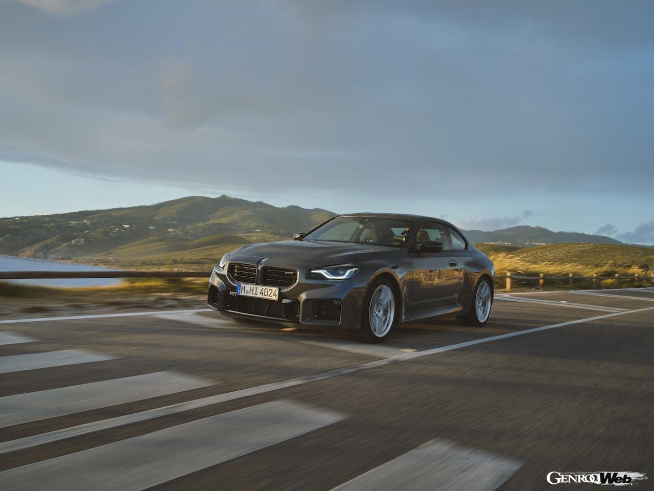 日本導入が開始された新型「BMW M2 クーペ」の走行シーン。
