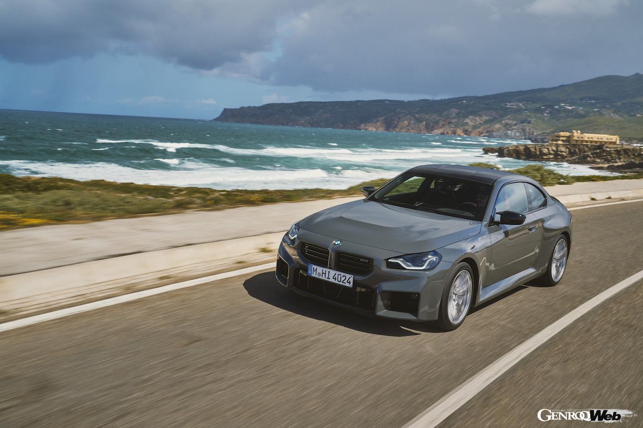 日本導入が開始された新型「BMW M2 クーペ」の走行シーン。