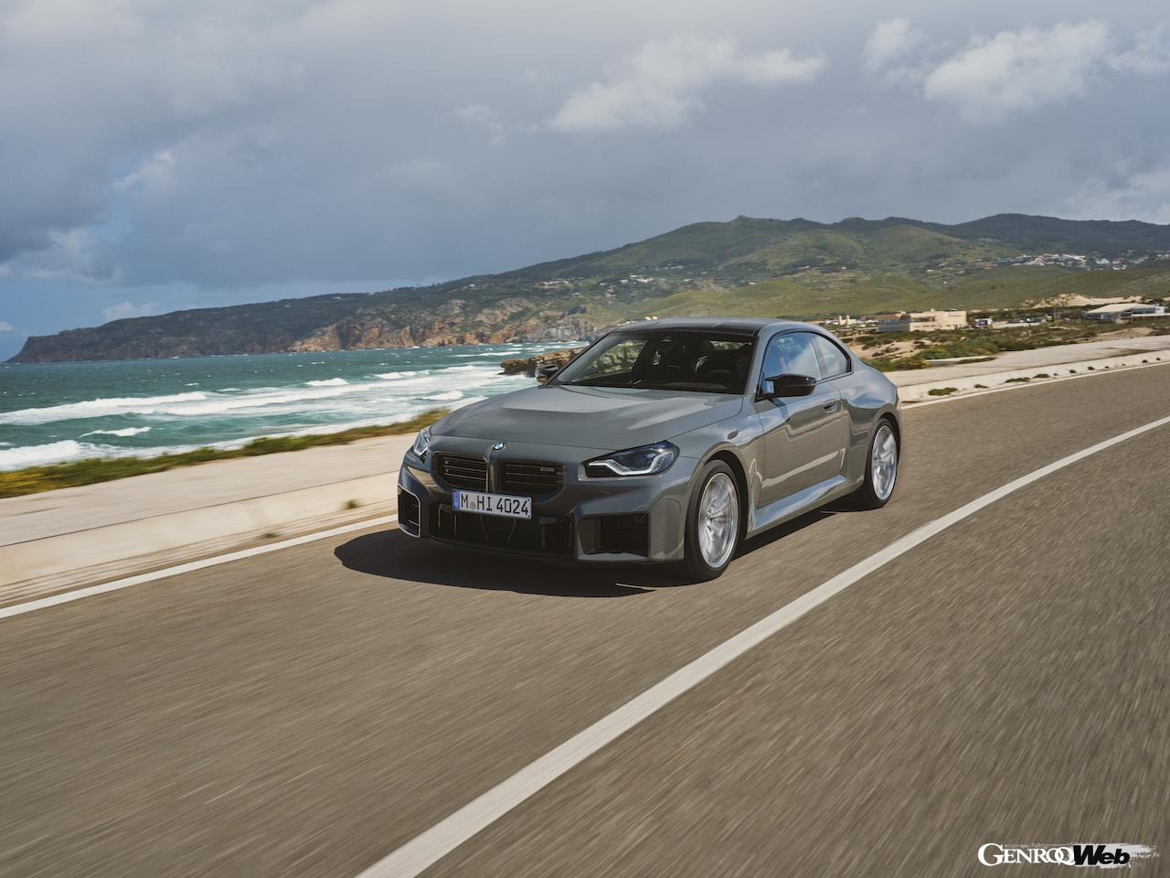 日本導入が開始された新型「BMW M2 クーペ」の走行シーン。
