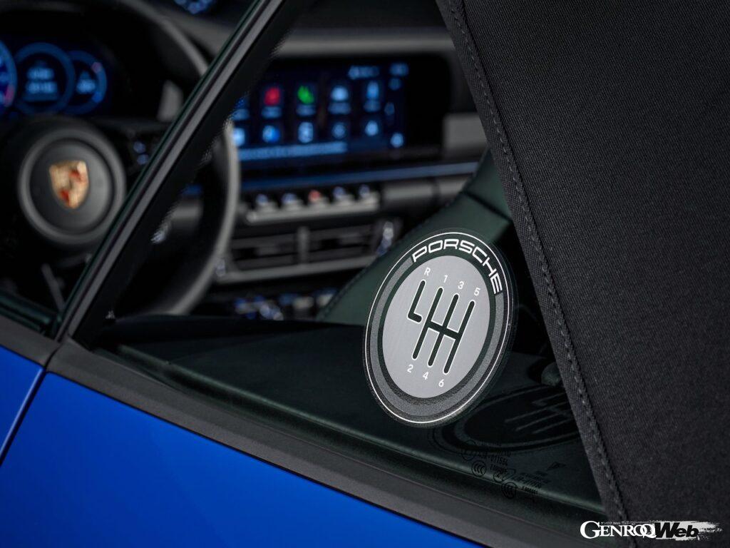 6速マニュアルトランスミッション搭載「ポルシェ 911 カレラT」の専用ステッカー。