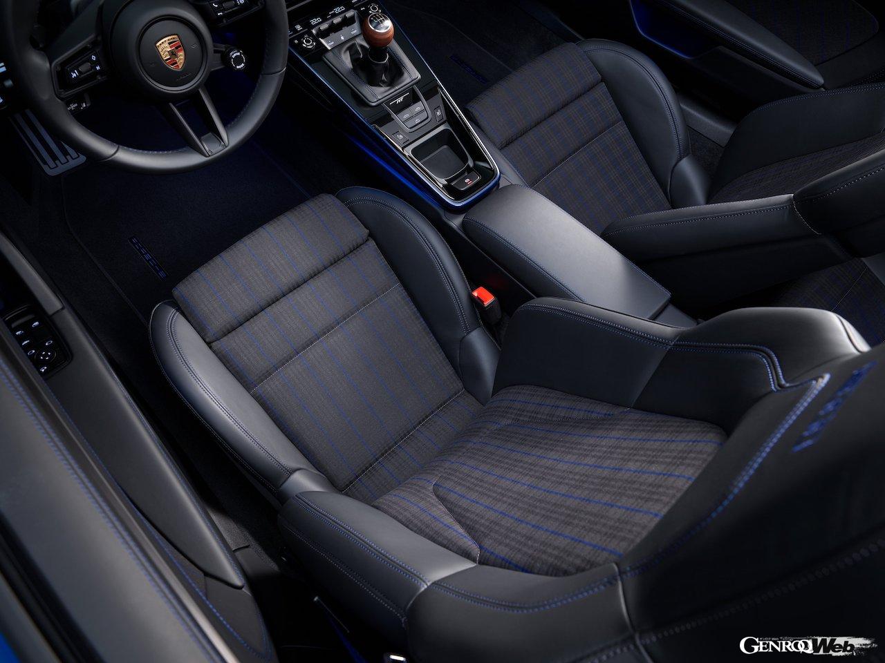 6速マニュアルトランスミッション搭載「ポルシェ 911 カレラT カブリオレ」のインテリア。