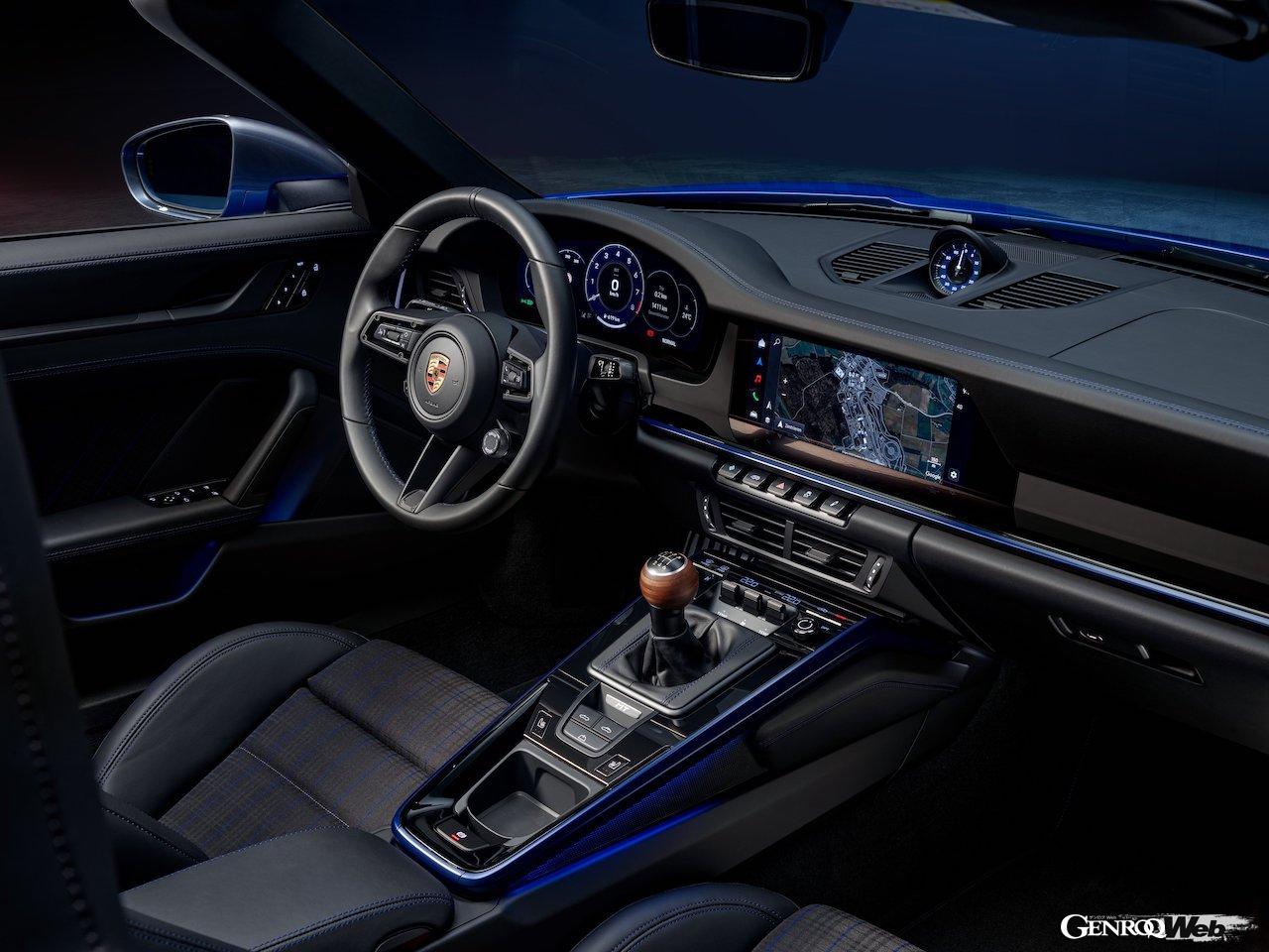 6速マニュアルトランスミッション搭載「ポルシェ 911 カレラT カブリオレ」のインテリア。