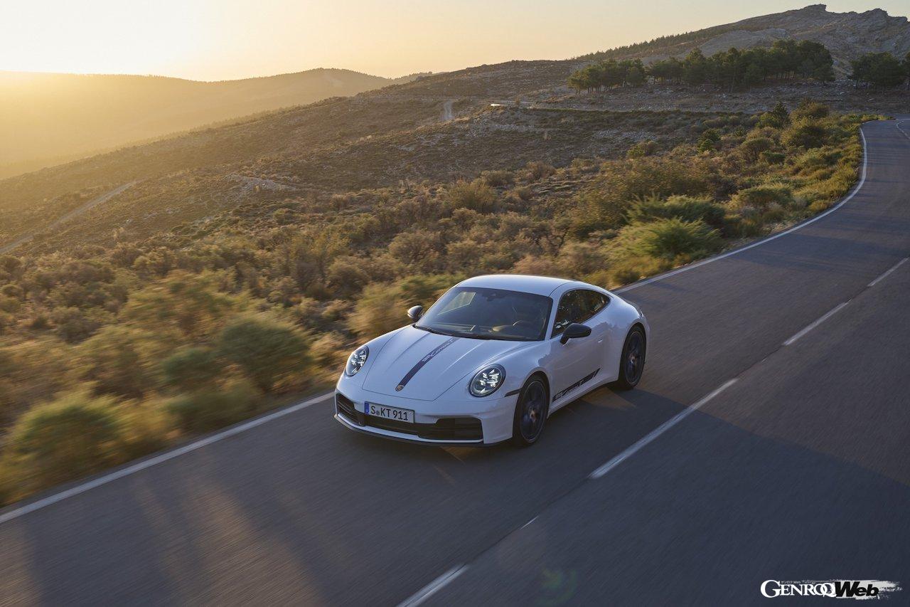 6速マニュアルトランスミッション搭載「ポルシェ 911 カレラT」の走行シーン。