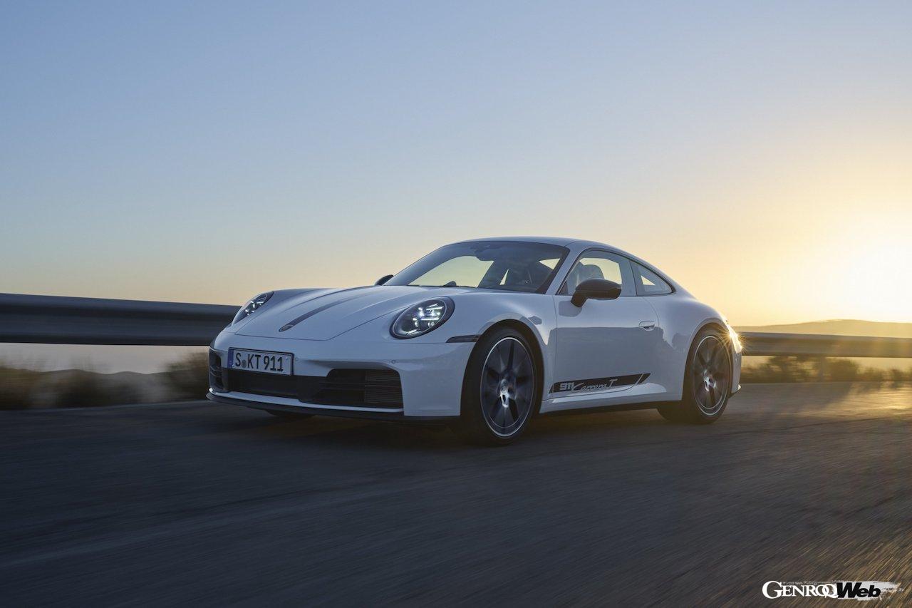 6速マニュアルトランスミッション搭載「ポルシェ 911 カレラT」の走行シーン。