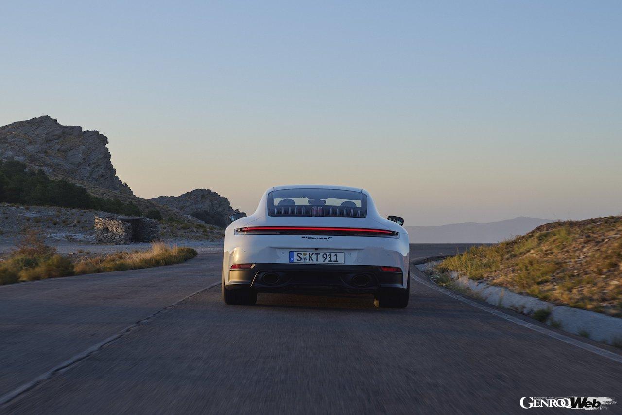 6速マニュアルトランスミッション搭載「ポルシェ 911 カレラT」の走行シーン。