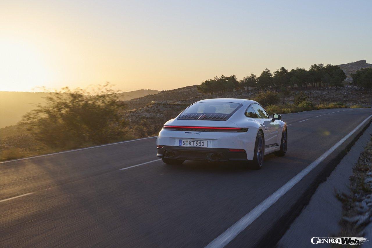 6速マニュアルトランスミッション搭載「ポルシェ 911 カレラT」の走行シーン。