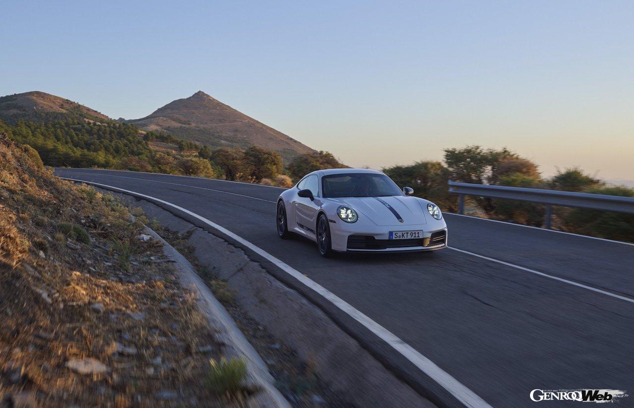 6速マニュアルトランスミッション搭載「ポルシェ 911 カレラT」の走行シーン。