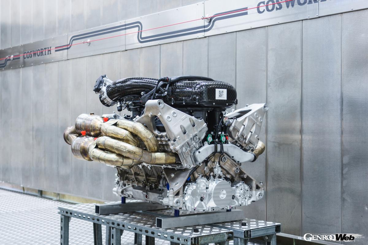 最高出力1014PS、最大トルク740Nmを発生するコスワース製6.5リッターV12DOHCユニット。
