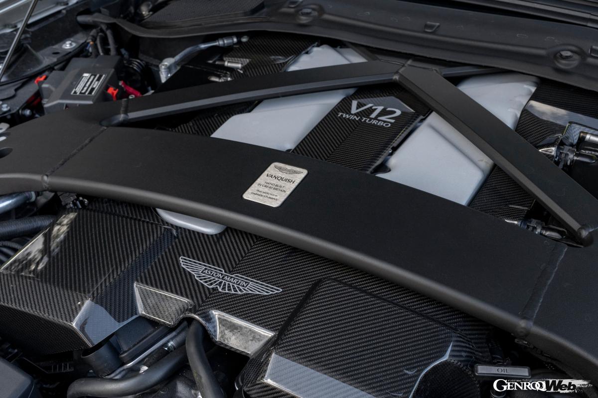 大型ターボチャージャー2機を備え、最大トルクはなんと1000Nmを標榜する5.2リッターV12ツインターボを搭載する。