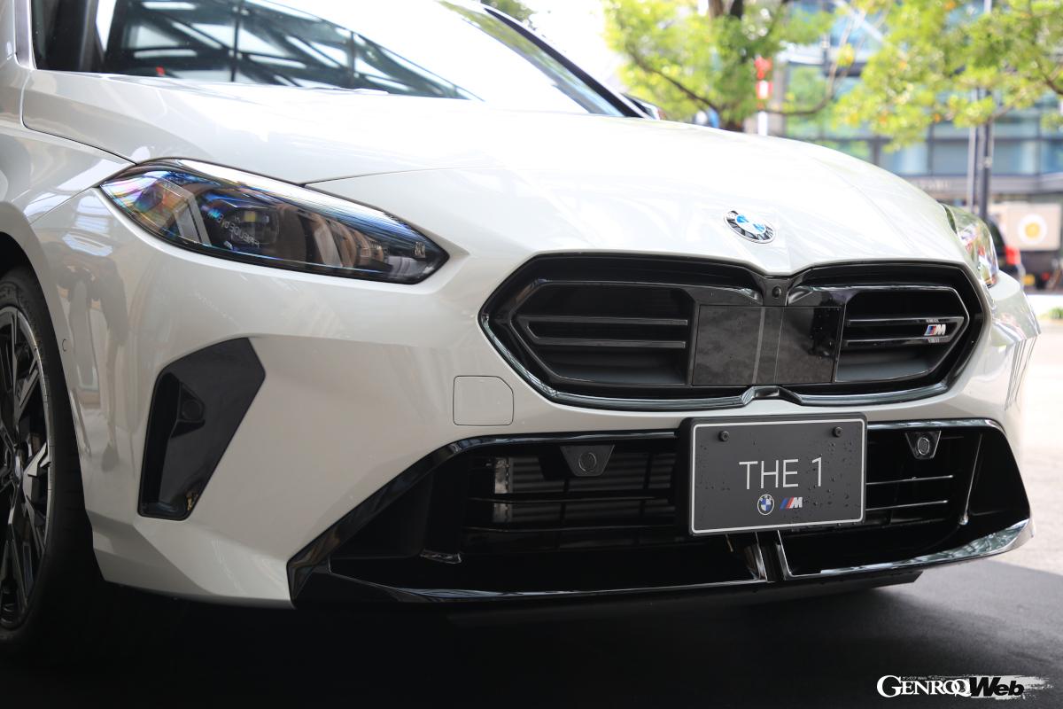 枠が二重の造形となるM135 xDriveのキドニーグリル。