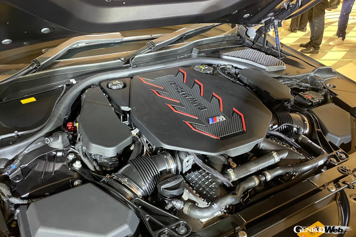 最高出力430kW（585PS）、最大トルク750Nmを発揮する4.4リッターV8ツインターボエンジン。