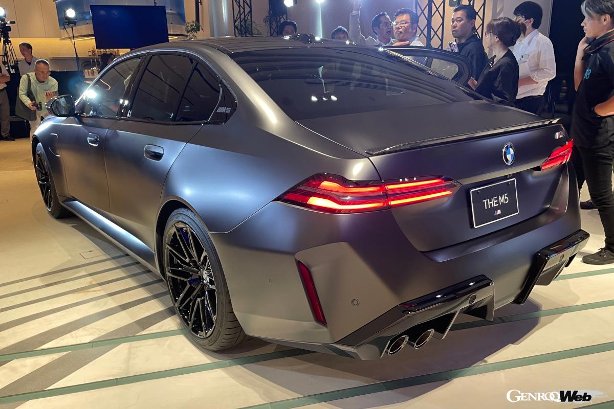 標準のスチールよりも30kg軽量なCFRP製ルーフ。