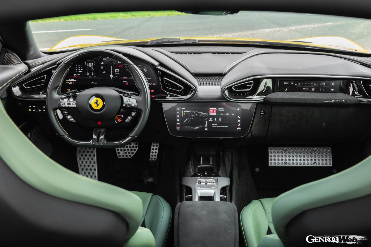 シンメトリーなデザインのインパネ。中央のディスプレイは大きく操作しやすい。メーターはすべてパネルによるデジタル式だ。