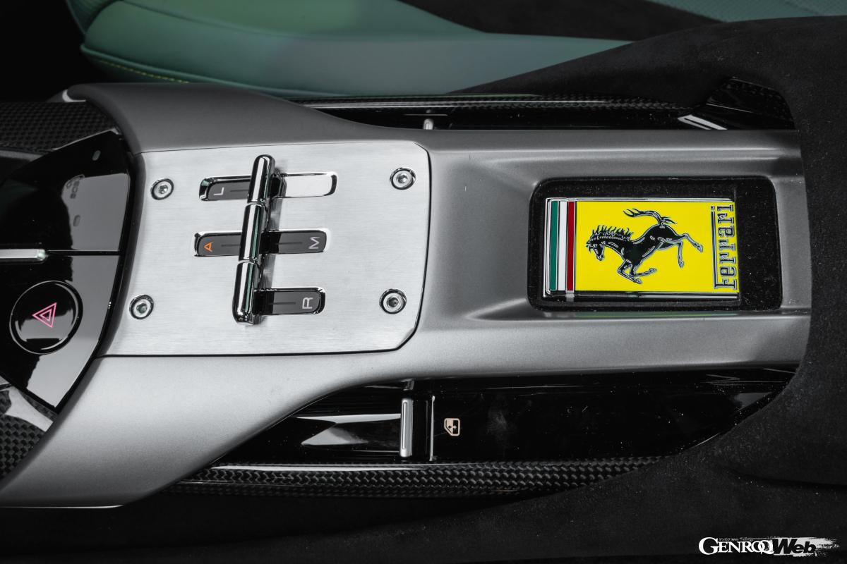 リバースなどへの切り替えレバーは昔の金属製シフトゲートを思わせるデザイン。横のフェラーリエンブレムはリモコンキーだ。