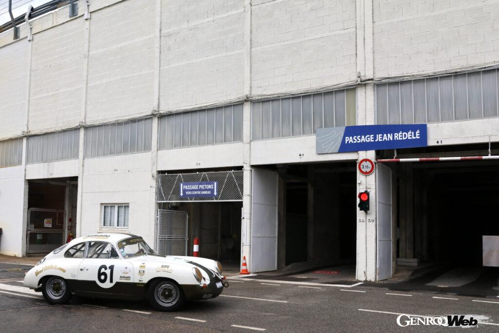 バンクの真下、1962年ポルシェ356が差し掛かろうとしているパサージュ(通路)には、アルピーヌの創始者ジャン・レデレの名前が付けられている。