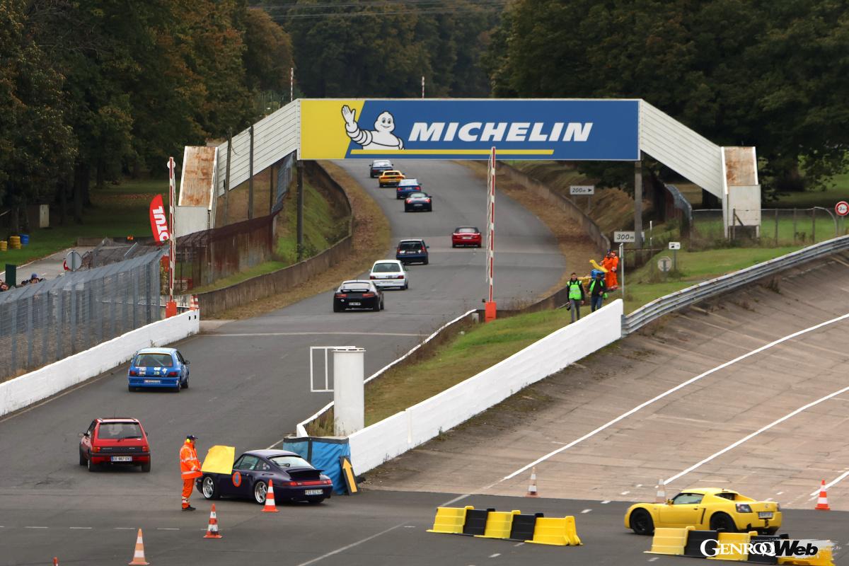 ヤングタイマーの部の参加車がコースに放たれていく。