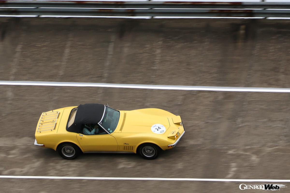 1970年代カテゴリーに参加した1970年シボレー・コーヴェットC3がバンクを疾走中。