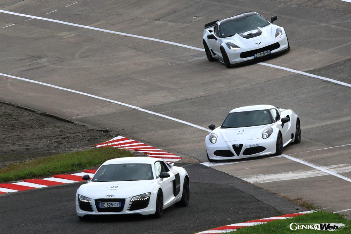 2007年アウディ R8を、2019年アルファロメオ 4Cと、2017年シボレー コルベット C7 Z06が追う。