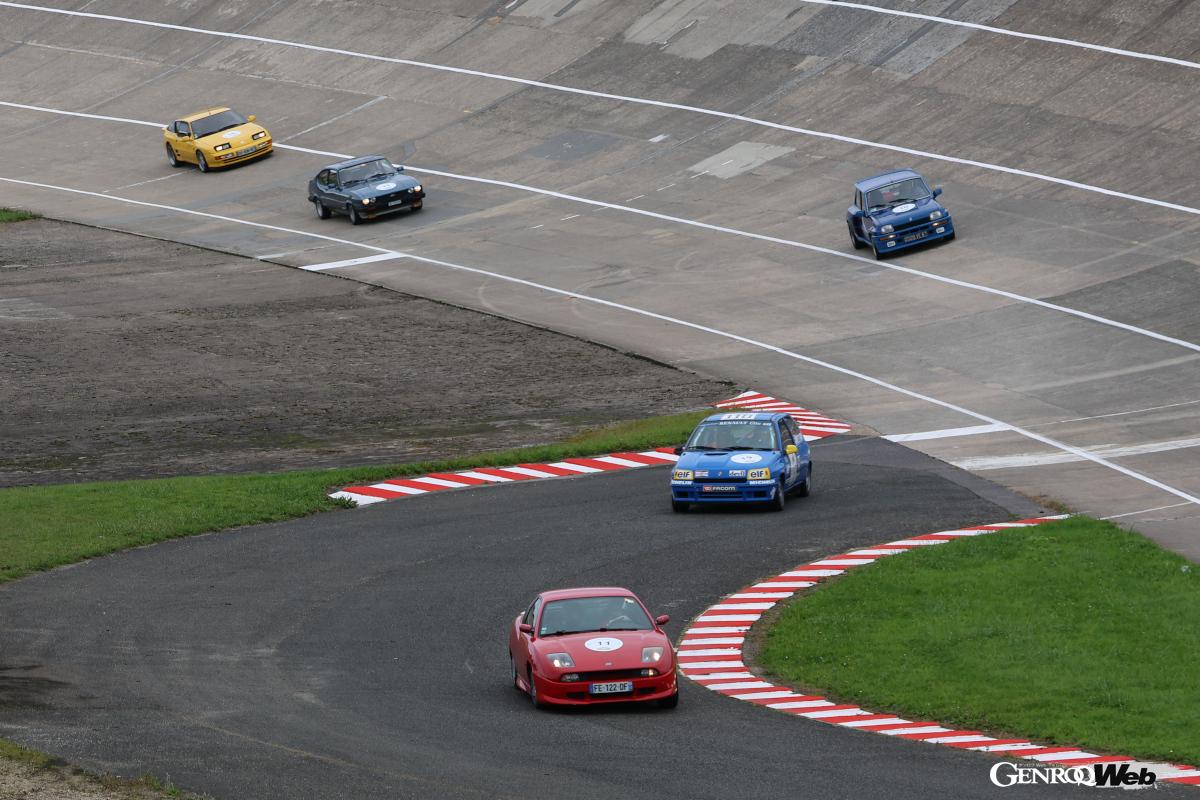 1955年クーペ フィアット16vが先頭を行く。後方のバンクには1982年フォード カプリ2.8i、1992年アルピーヌ A610の姿も。