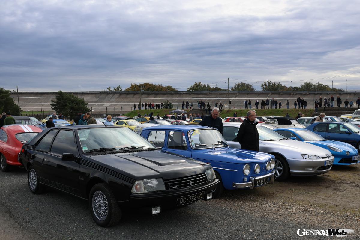 パーキングにもヤングタイマーが。ルノー フエゴ（1980〜1992年）は、デザインにはシトロエン時代にSMやCXを手がけたロベール・オプロンが担当している。