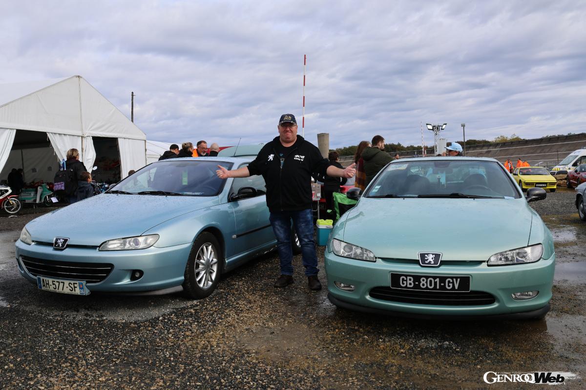 プジョー 406クーペクラブのメンバー。「ピニンファリーナによる優雅なデザインに魅了された」と語る。後方ではトランクの縁に腰掛け、クラブのメンバーがランチを楽しんでいた。