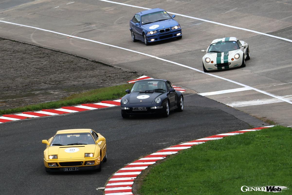 「フェラーリ 348 GTB」がS字コーナーをリードする。