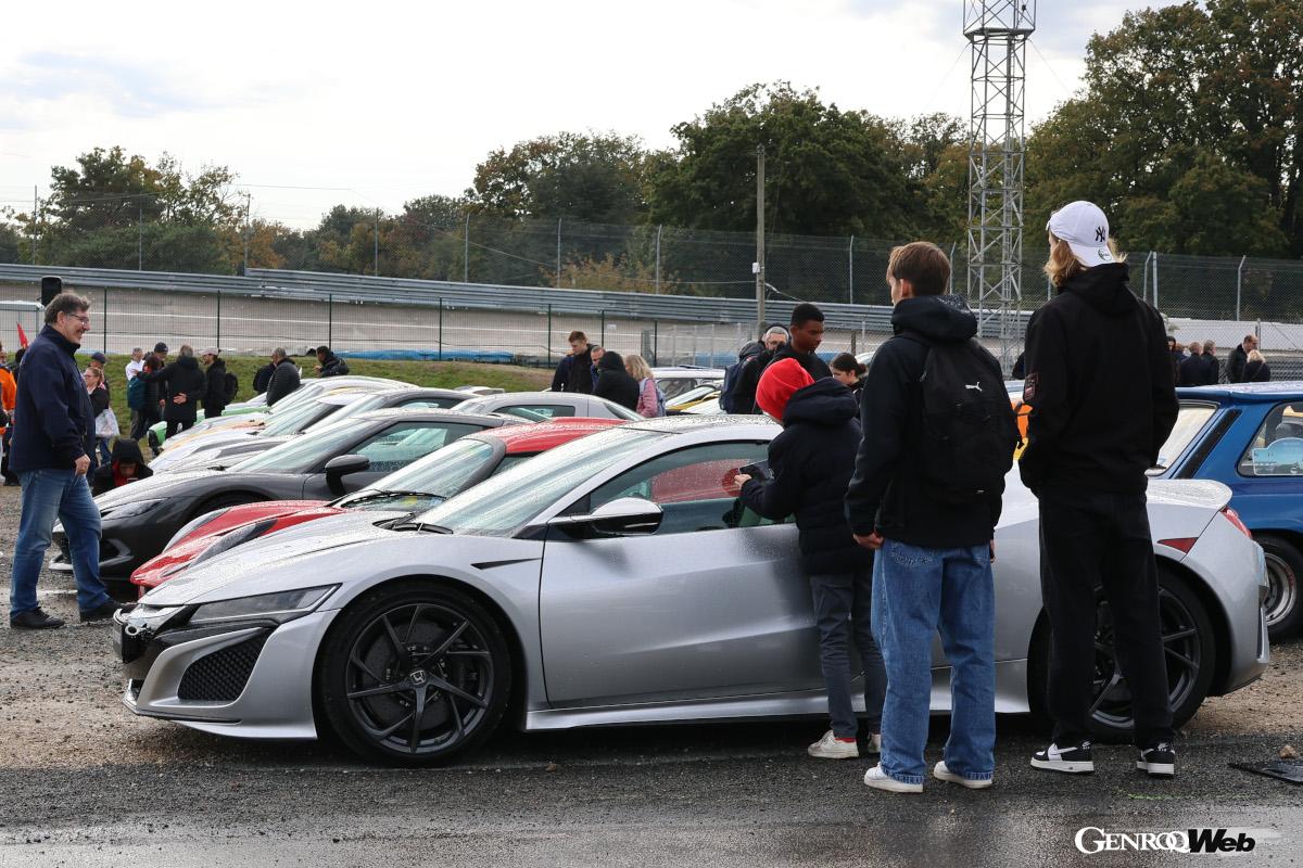 2016年ホンダ NSXを取り巻く青年たち。