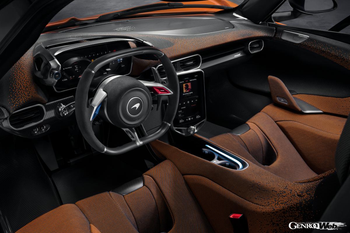 固定されたシートにペダルボックスを前後に移動させてポジションを決める。