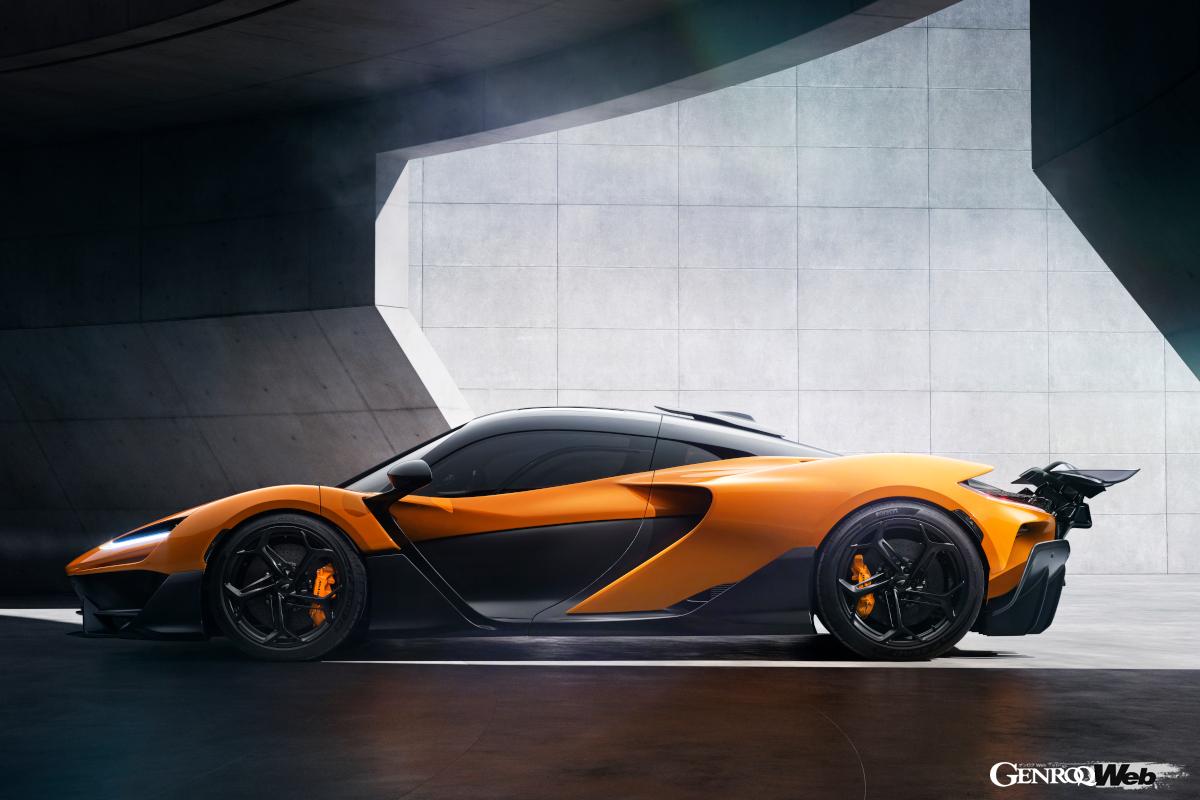 ルーフ上のパネルや300mmも伸びるロングテール・リヤウイングなど今回も貪欲に追求したエアロダイナミクス。