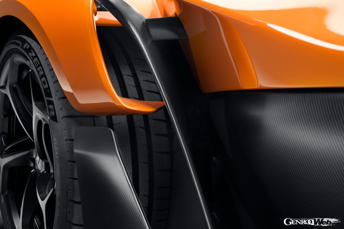 大きくフロントタイヤが露出したデザイン。