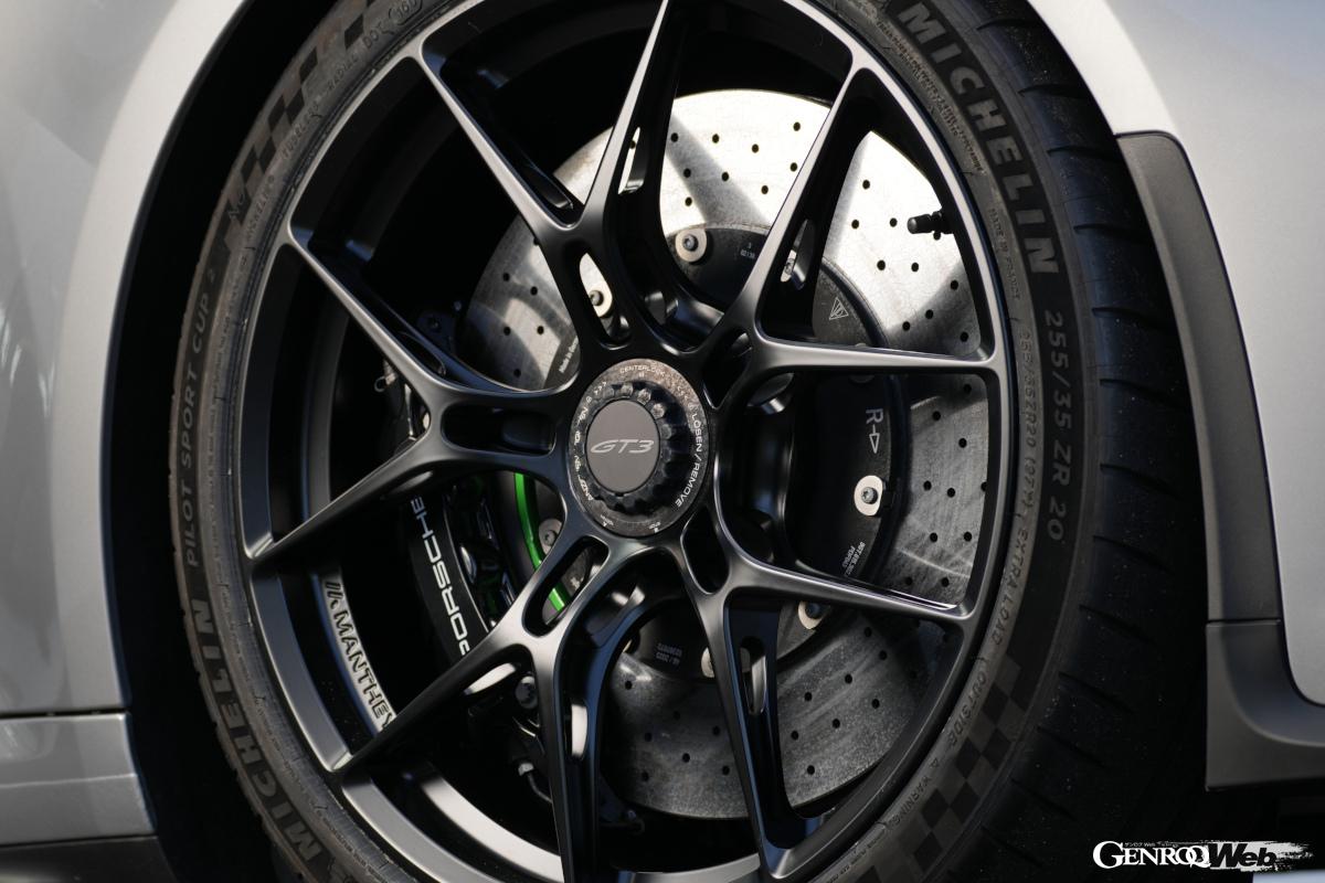 芸術的な肉抜き加工が施されたホイール。ホイールだけで7.3kgの軽量化を実現している。