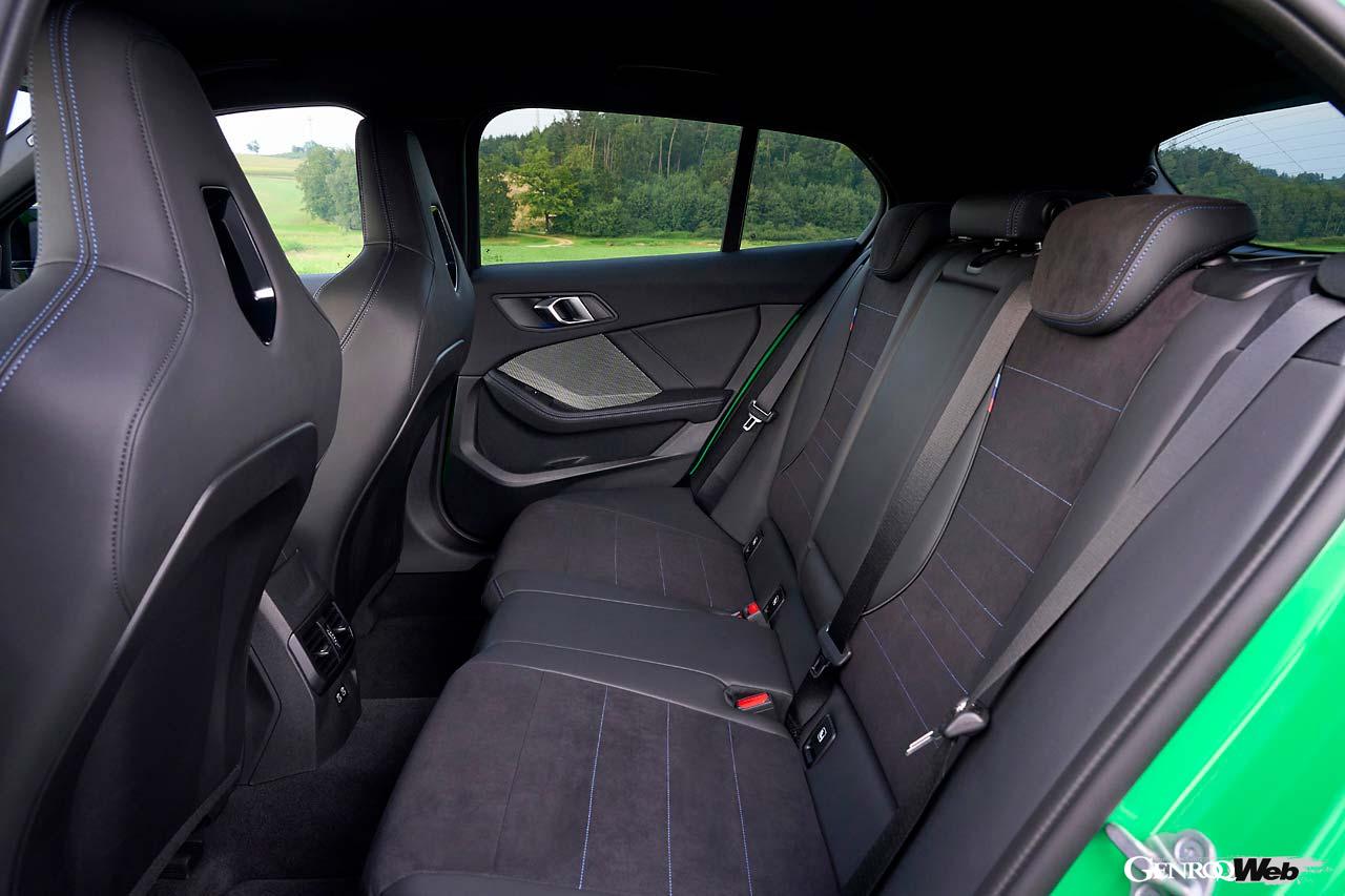 ドライバーオリエンテッドな大型カーブドディスプレイを採用する新型1シリーズ。セミバケットタイプのシートはM135 xドライブに奢られる。