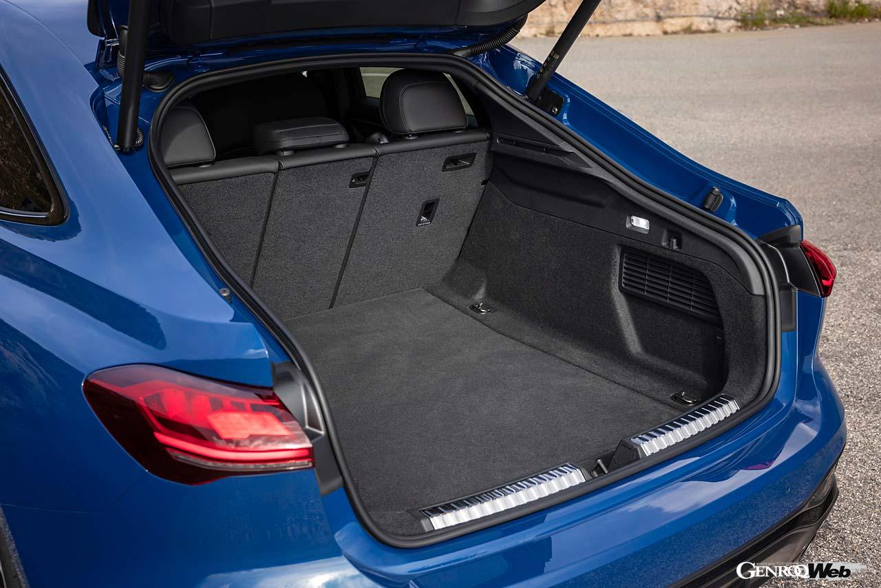 荷室はセダンが445リットル、アバントが476〜1424リットル。いずれも先代モデルより小さいが、これは絶対的な容量より実際の使い勝手やデザインを優先したことが理由である。