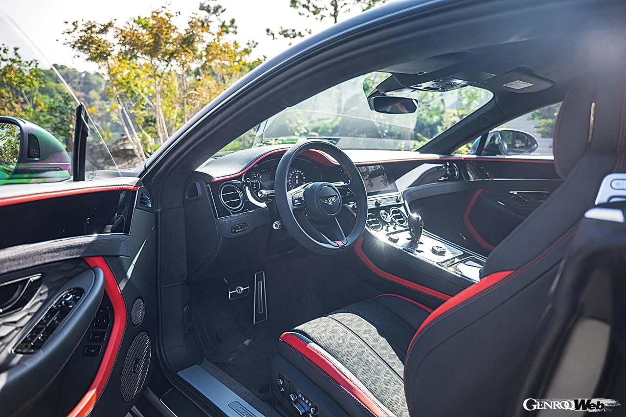 インパネを含むインテリアに大きな変更点はない。従来同様、センターモニター部分は12.3インチのディスプレイ、3連アナログメーター、トリムパネルの3パターンを任意で選ぶことができる。