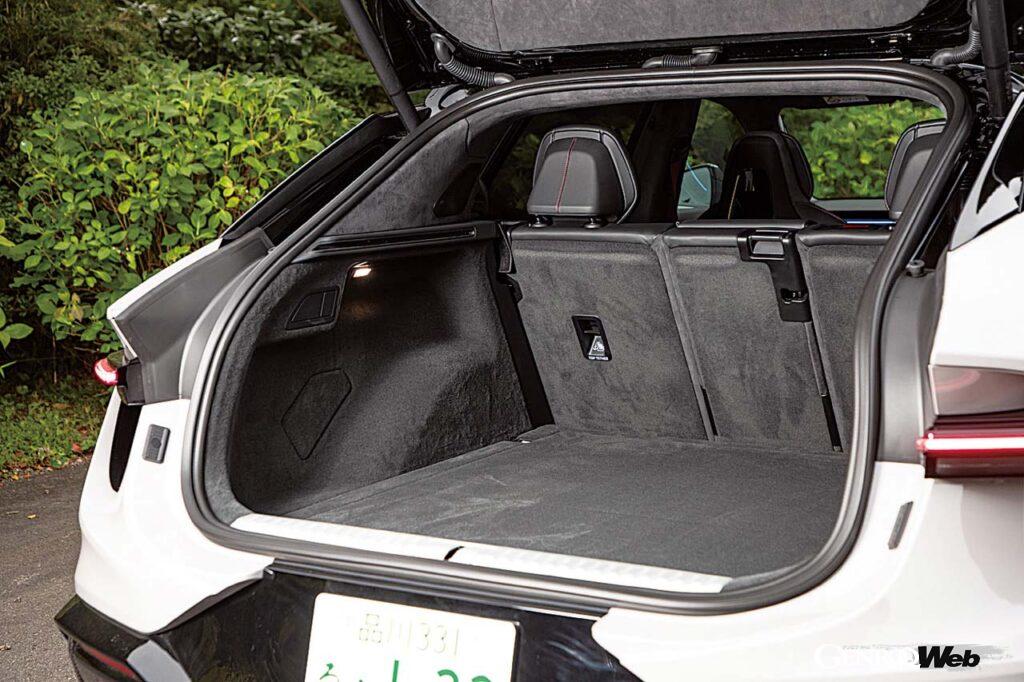 ラゲッジスペースは前後にあり、フロントは46リットル、リヤは688~1532リットル(5シーター仕様)。リヤシートバックは40対20対40の分割可倒式。4シーター仕様はオプションとなる。